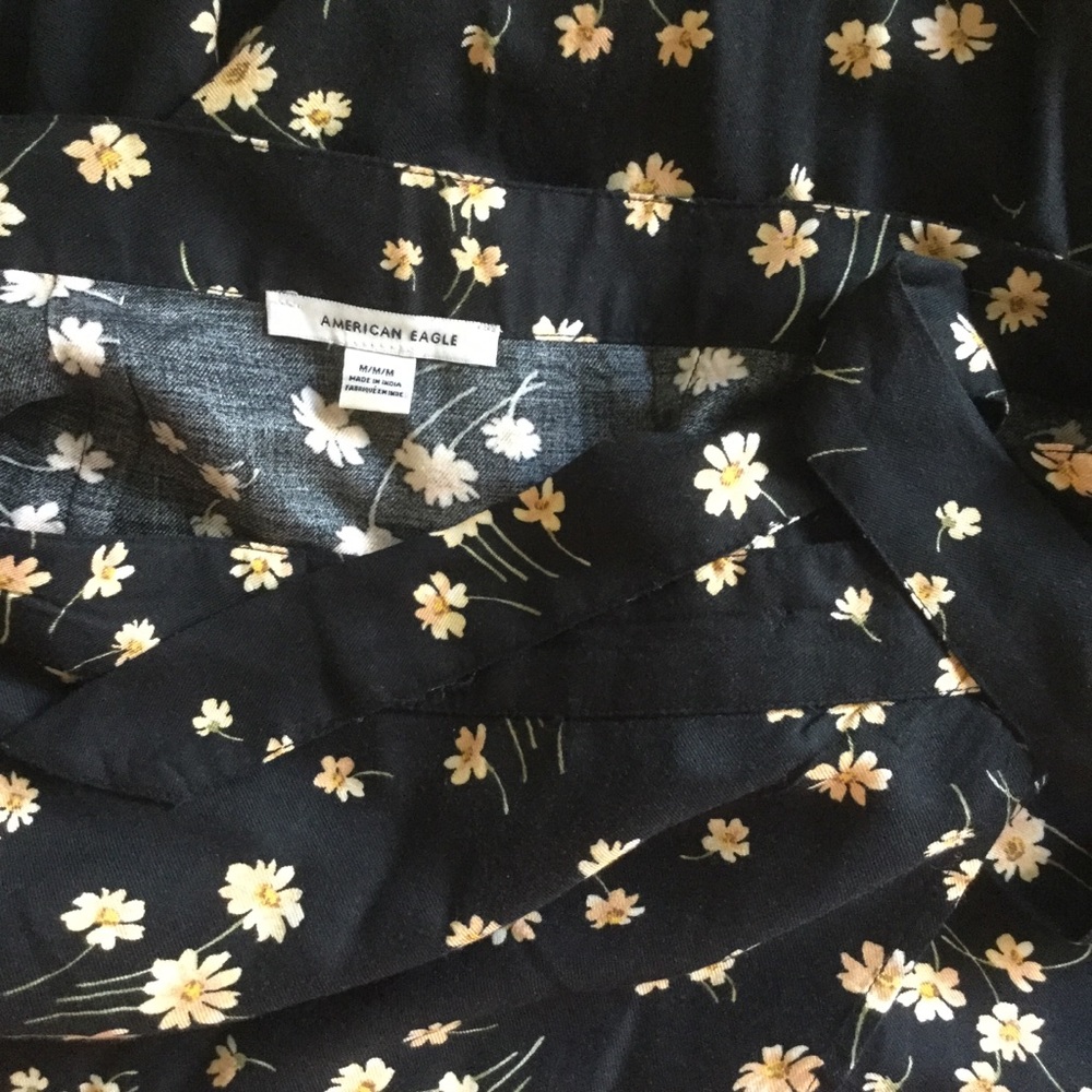 American Eagle - Floral Wrap Skirt- M